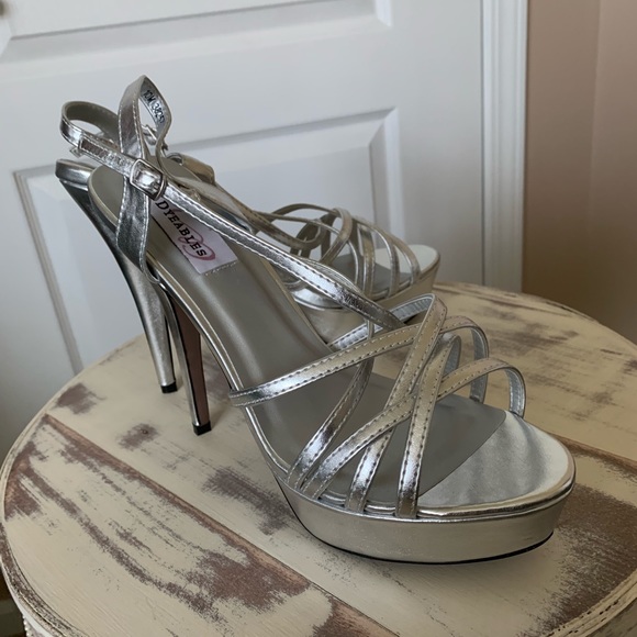Dyeables Cali Silver Metallic Platform Pump - NWB - Picture 6 of 6